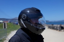 کلاه ایمنی موتورسواری مجهز به دوربین